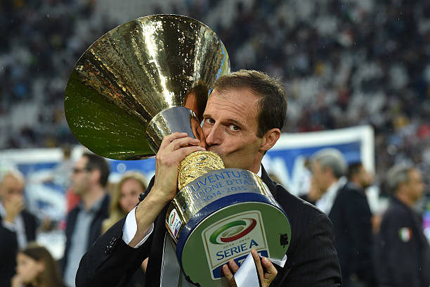 Huấn luyện viên trưởng Juventus FC Massimiliano Allegri ăn mừng với Cúp Serie A khi kết thúc trận đấu Serie A giữa Juventus FC và SSC Napoli