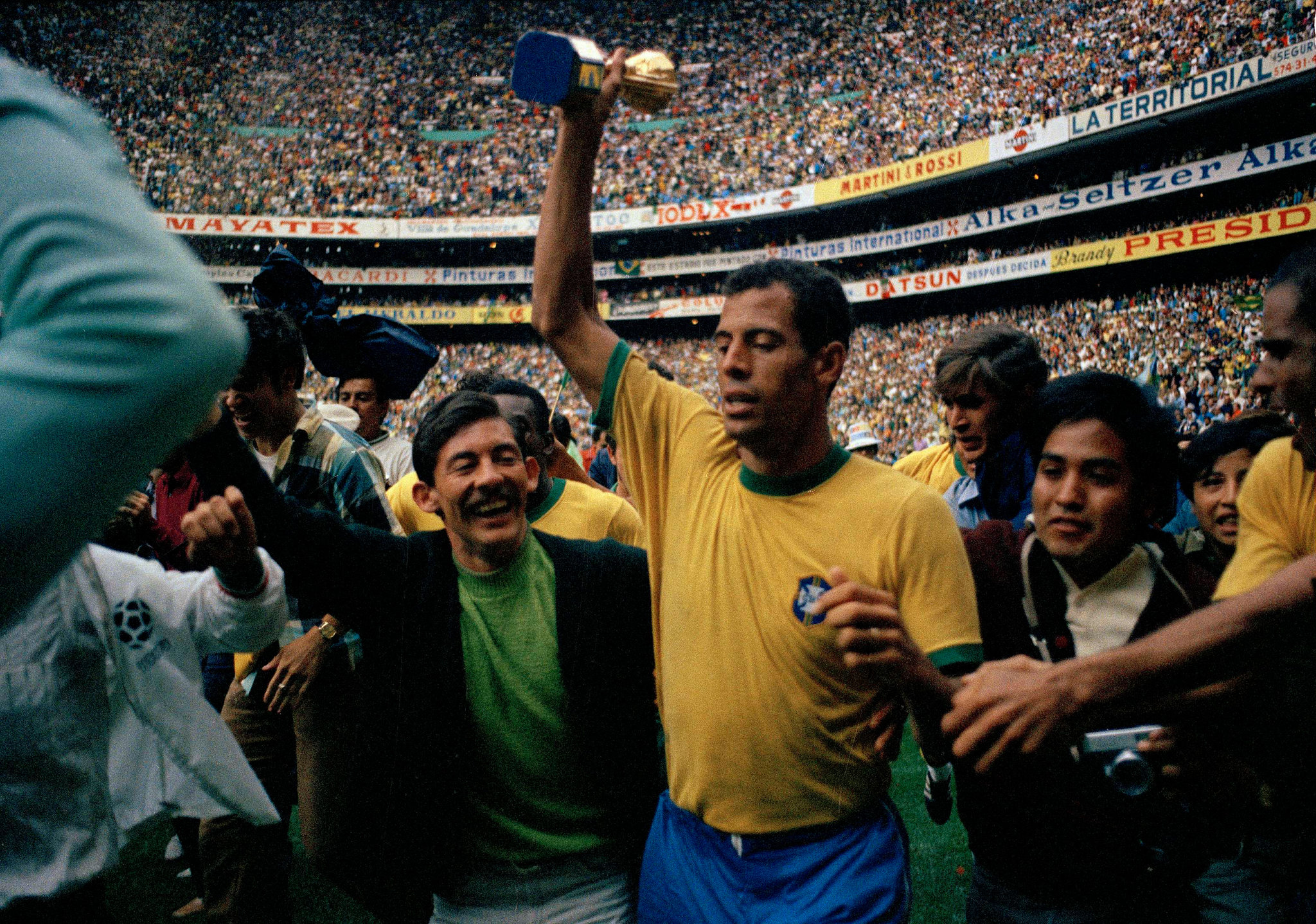 Carlos Alberto Torres, 72, Scorer of Memorable Goal for Brazil, Dies - The New York Times